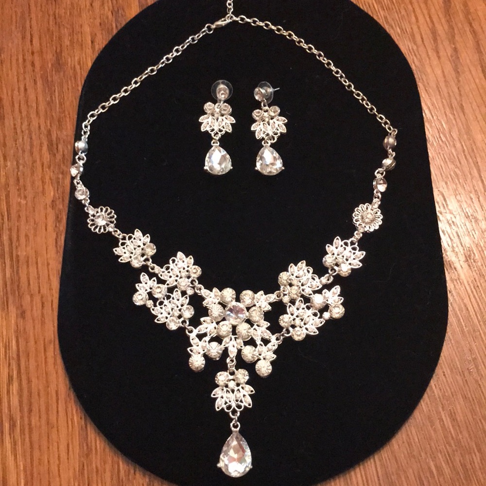 Sparkly necklace with matching earrings